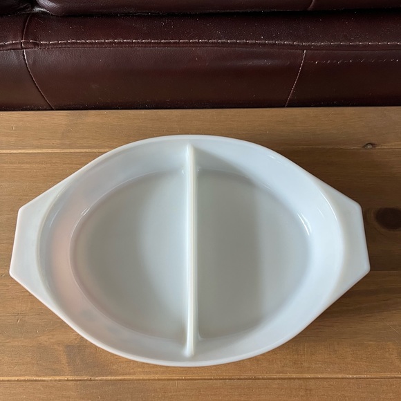 Pyrex Early American divided baking dish. Excellent condition no chips or cracks - Picture 2 of 4